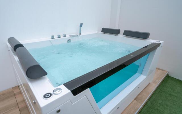 Exclusive Penthouse With Private Rooftop Jacuzzi BBQ Game Room