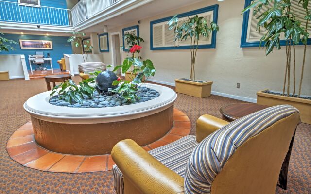 Suites At Fishermans Wharf