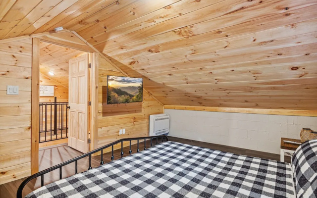 Majestic Valley Retreat 2 Bedroom Cabin by RedAwning