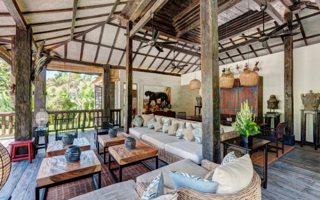 Secluded Wooden Villa, 3 BR, Canggu With Staff