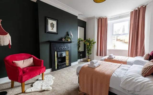 Kensington Place - 4 Bedroom Home w Free Parking