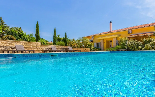 Nice Apartment in Pula With Swimming Pool