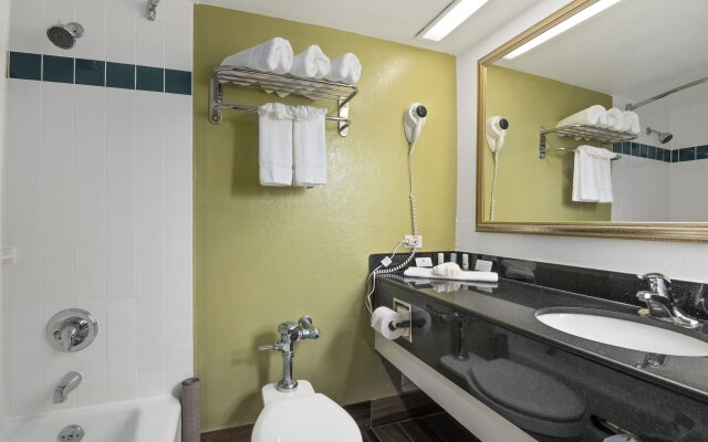 Quality Inn Airport - Cruise Port