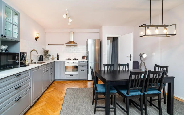 Central, Spacious, Modern 5 Bedrm duplex w/Balcony