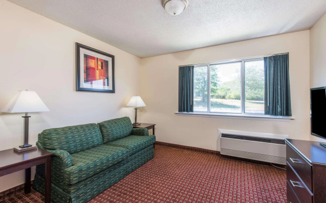 Days Inn & Suites Groton