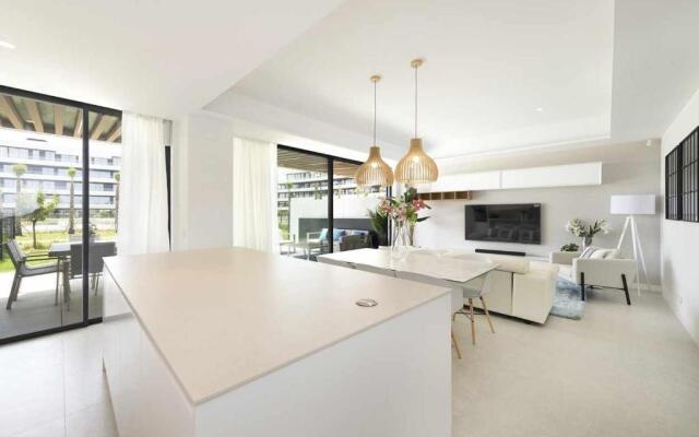 Espectacular bajo con jardín en 1ª línea de playa