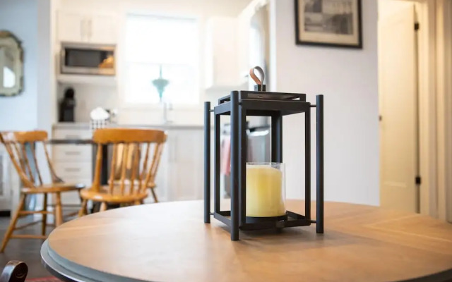 Detached Victorian Style Tiny Home - Long Stays U7