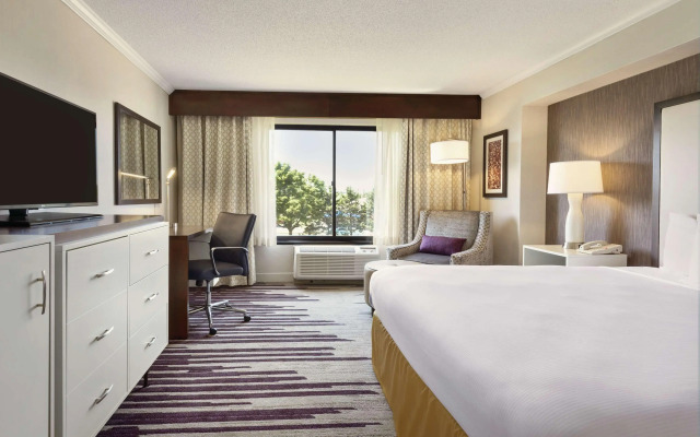 DoubleTree by Hilton Milwaukee - Brookfield