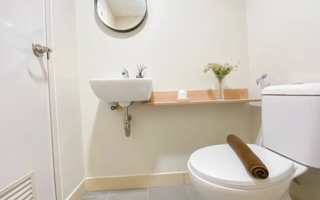 Comfy Studio Room At Meikarta Apartment