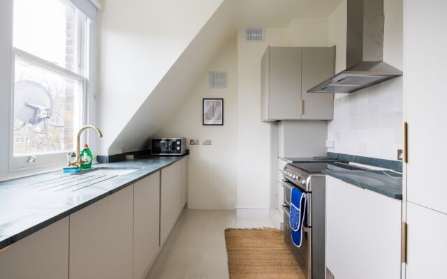 The Queens Park Sanctum - Lovely 2bdr Flat with Balcony