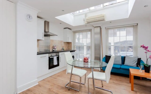 Airy Studio Apartment in Vibrant East London