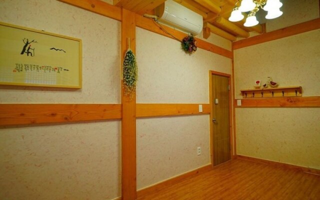 Jeonju Hanok Sukbak Cheheomgwan Pension