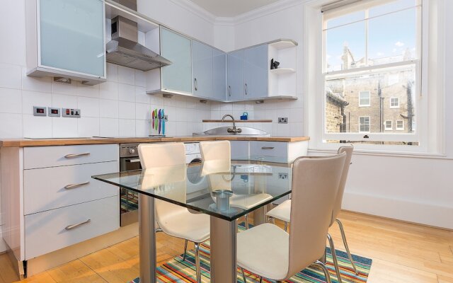 A Bright &Spacious 2 Bed Apt in West Kensington