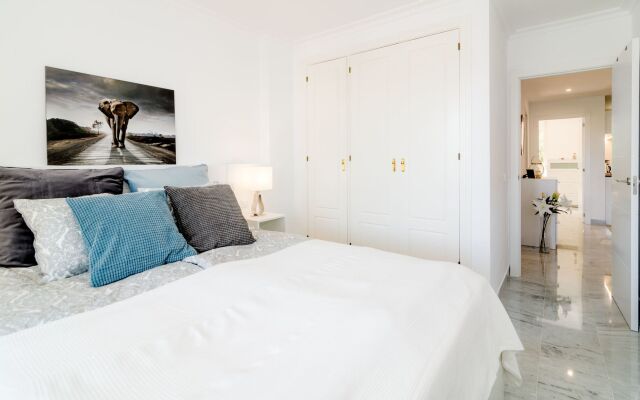 SAT1-walking distance to Puerto Banus