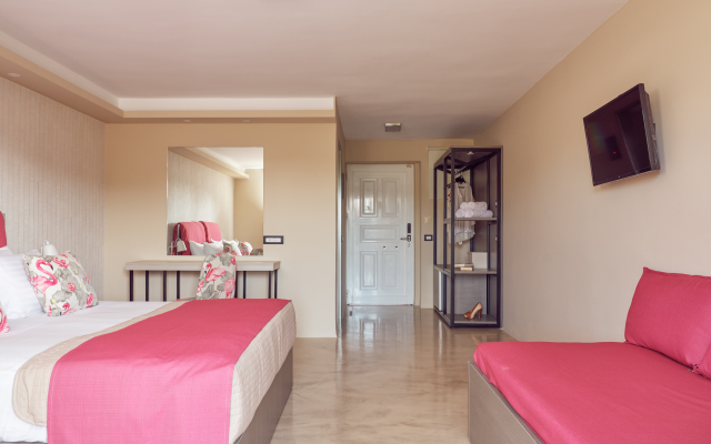 Koukounaria Hotel & Suites