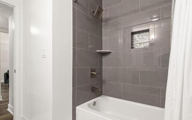 Island Suite - Walk to Downtown!