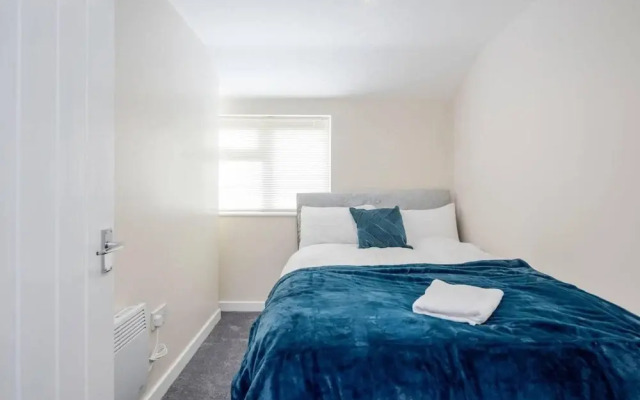 Cosy 2BR Maisonette Near Hospital & Stations