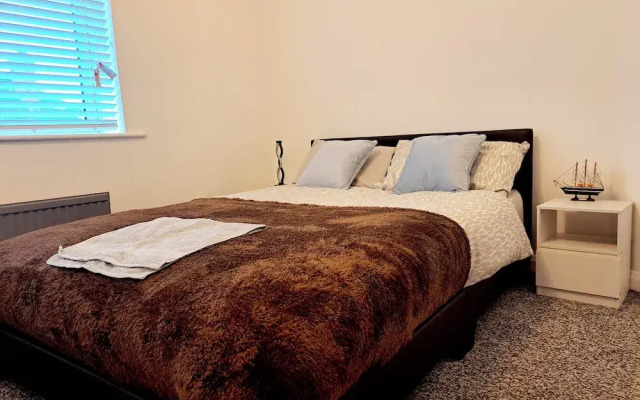 2 Bedroom House in Leeds - Sleeps 5, Wifi, Parking