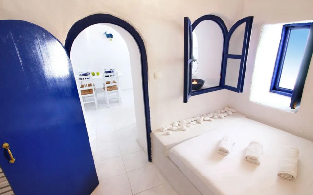 Blu Bianco Cave House