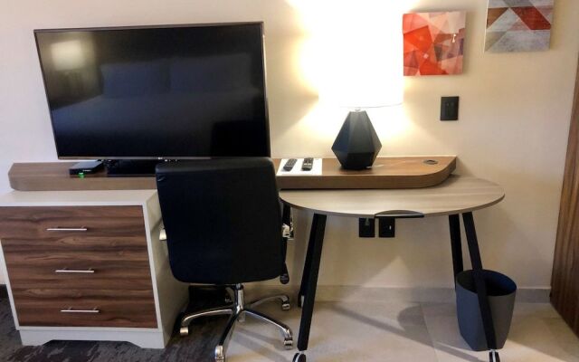 Holiday Inn And Suites Monterrey Apodaca Zona Airport