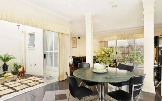 15 Charles Abbotsford Homestay
