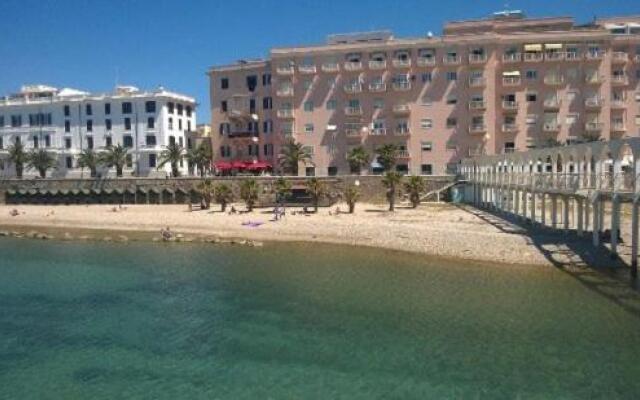 Suite beachfront near the station and Port, 5 beds