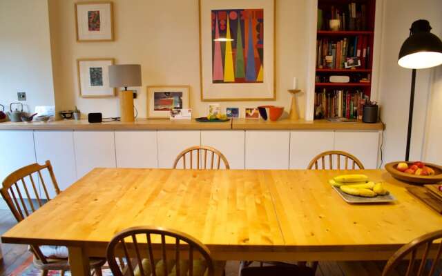 Stylish Georgian Apartment in Leith