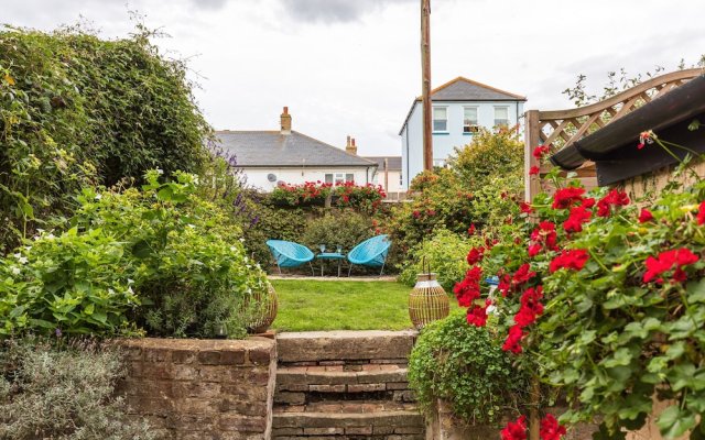 Seafront Apartment Private Garden & Free Parking