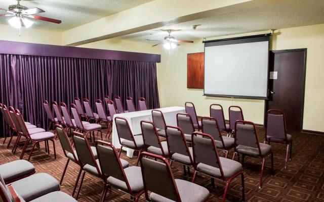 Comfort Suites - Near The Galleria
