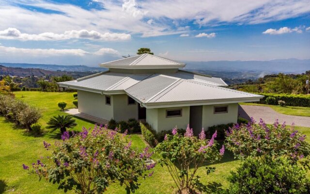 Grecia, Costa Rica Mountain Estate Guest Home 2/2 All Furnished