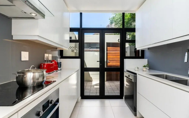 Camps Bay Nest - Townhouse With Ocean Views