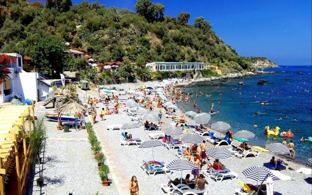 Cirucco Bay Hotel & Camping