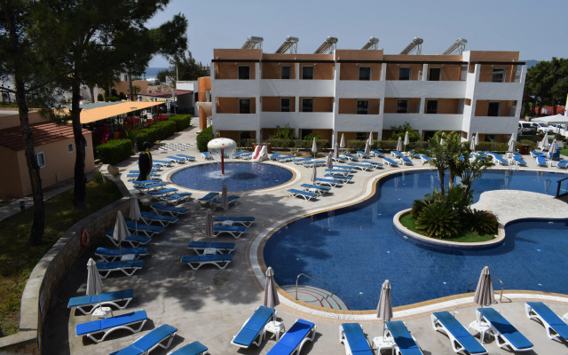 Matina Pefkos ApartHotel