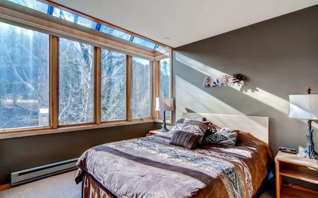 3bdr Condo-master Fireplace, Upgraded Kitchen, Kids Ski Free 3 Bedroom Condo by RedAwning