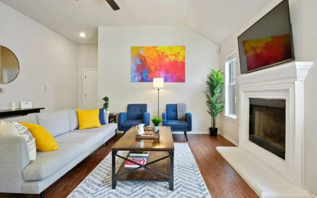 Cozy Getaway, Minutes from Austin!