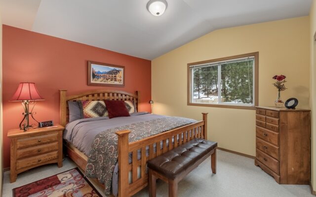 Suite Serenity 3 Bedroom Condo by NW Comfy Cabins by RedAwning