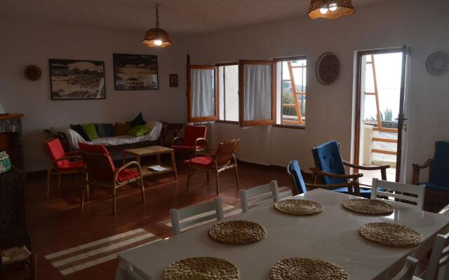 Seafront holiday home twenty meters from the western shore of Sardinia in S'archittu Beach-Casa del Giglio