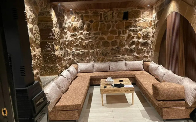 200 Year old Guesthouse 10 min From Faqra Club
