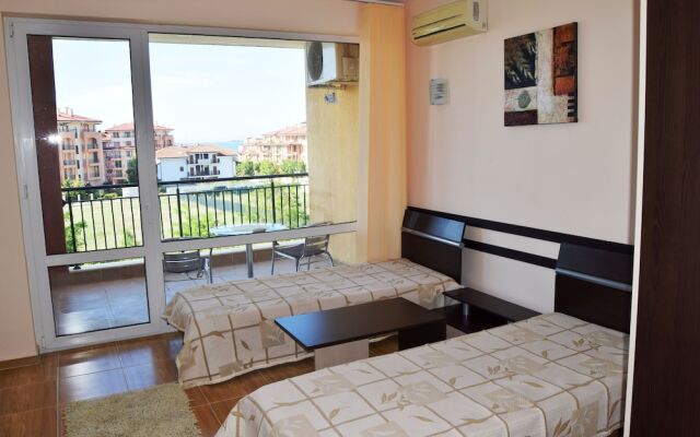 FM Deluxe Studio with Parking & Pool