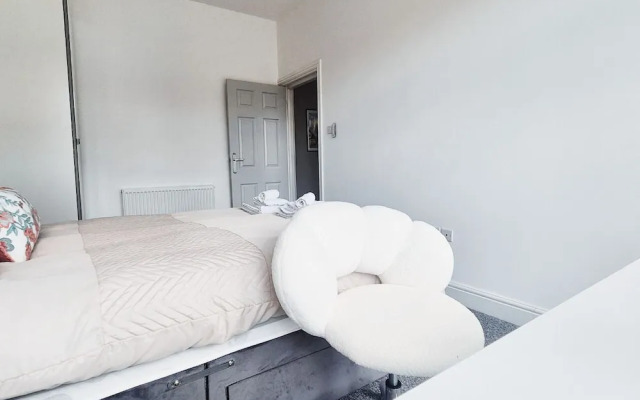 Stylish & Modern 2BR Flat