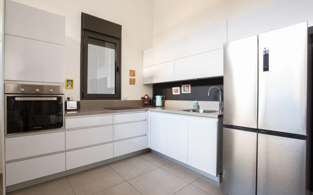 Cozy 2BDR with Parking