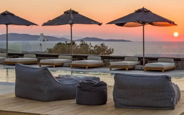 Villa With Resort Style Pool