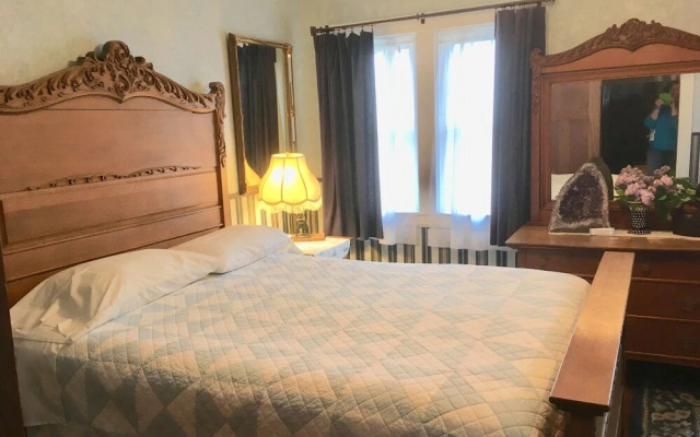 Old Iron Inn Bed and Breakfast