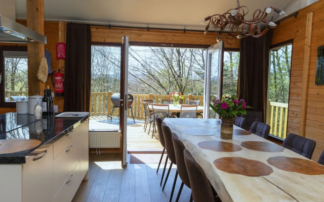 Cosy Chalet in Odeigne with Hot Tub