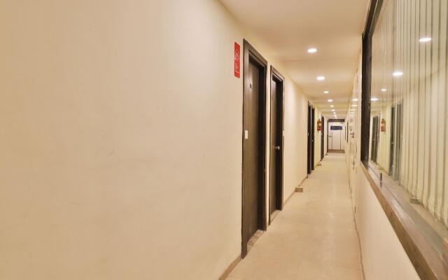 Capital O 11491 Hotel Santro