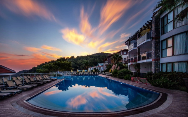 Sertil Deluxe Tropical Suites