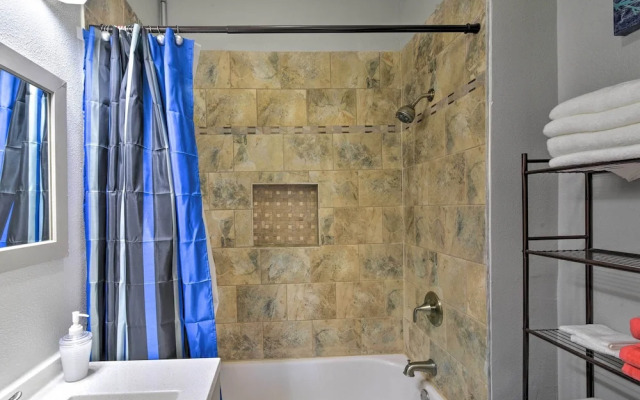 Convenient Apt w/ Golf Carts & Grill Access!