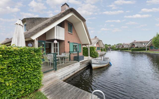 Stylish Thatched Villa with 2 Bathrooms near Giethoorn