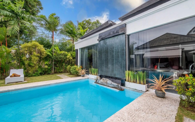 Serene 4br Seminyak Villa with Tropical