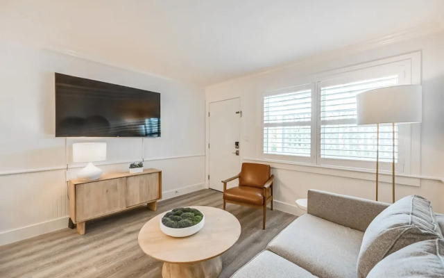 Updated Dtwn Naples Condo: Across From Beach!